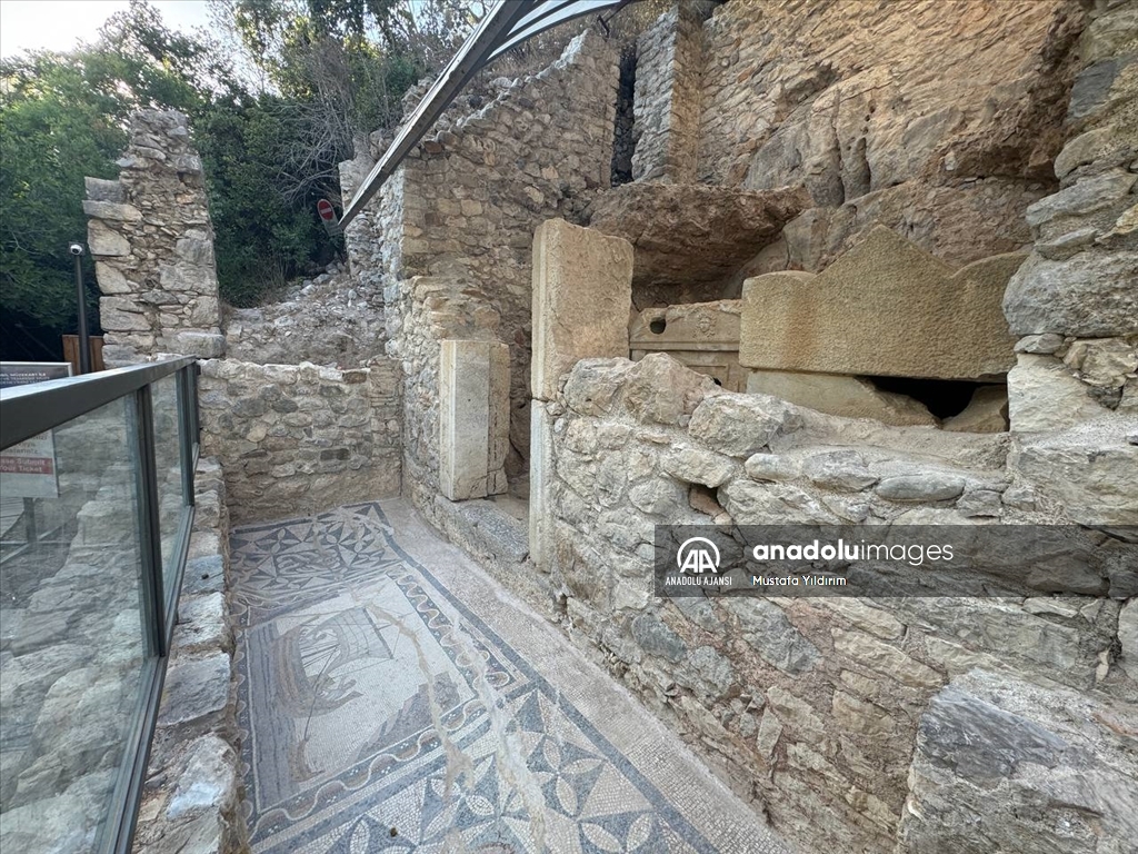 Olympos Antik Kenti, gün yüzüne çıkarılan tarihi kalıntılarıyla turistlerin ilgisini çekiyor