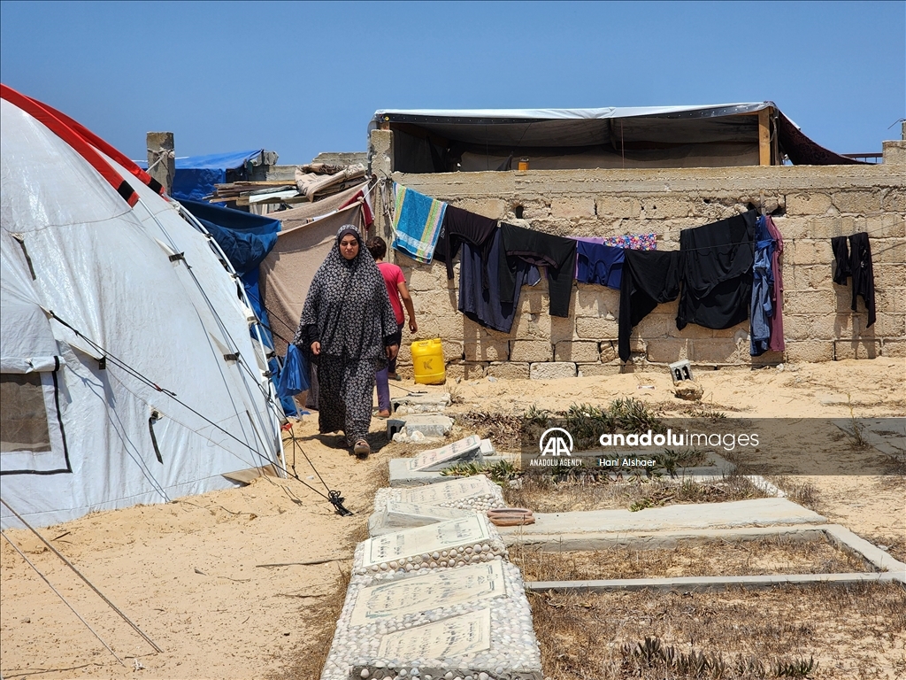 من داخل المقبرة .. عائلة فلسطينية تواصل حياتها تحت القصف الاسرائيلي المستمر على غزة 