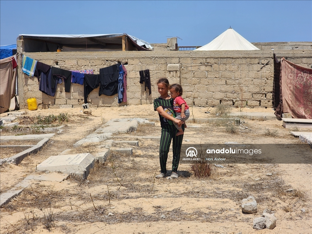 من داخل المقبرة .. عائلة فلسطينية تواصل حياتها تحت القصف الاسرائيلي المستمر على غزة 