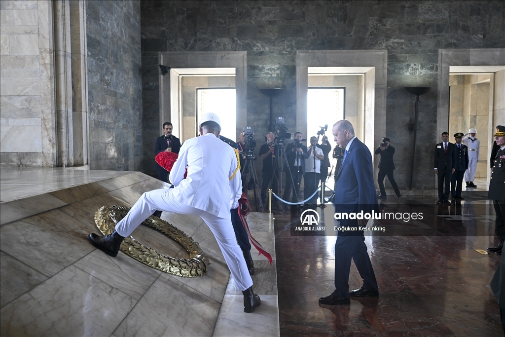 Cumhurbaşkanı Erdoğan başkanlığındaki YAŞ üyeleri Anıtkabir'i ziyaret etti