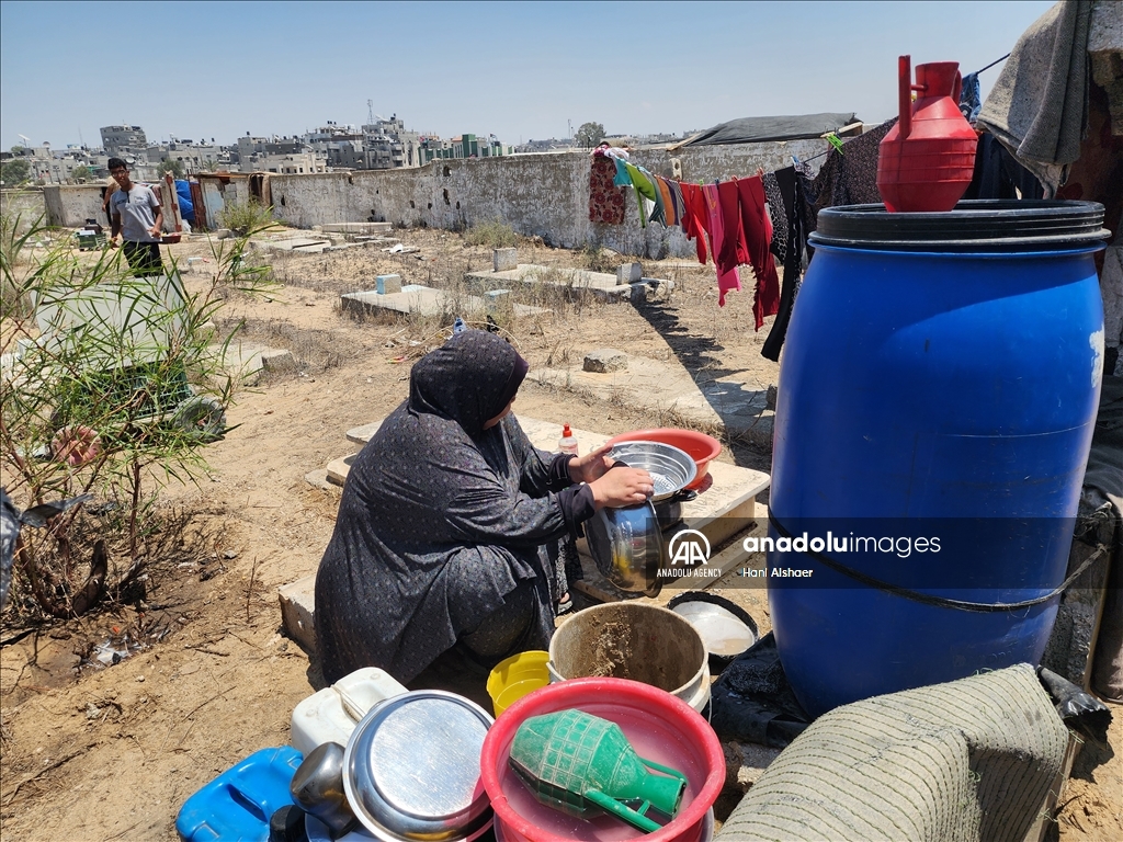 من داخل المقبرة .. عائلة فلسطينية تواصل حياتها تحت القصف الاسرائيلي المستمر على غزة 