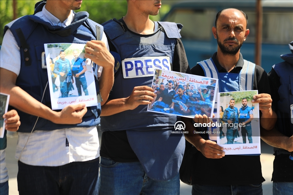 Gazze'de gazetecilere yönelik saldırılar protesto edildi