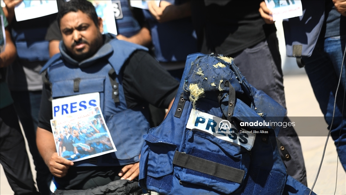 Gazze'de gazetecilere yönelik saldırılar protesto edildi