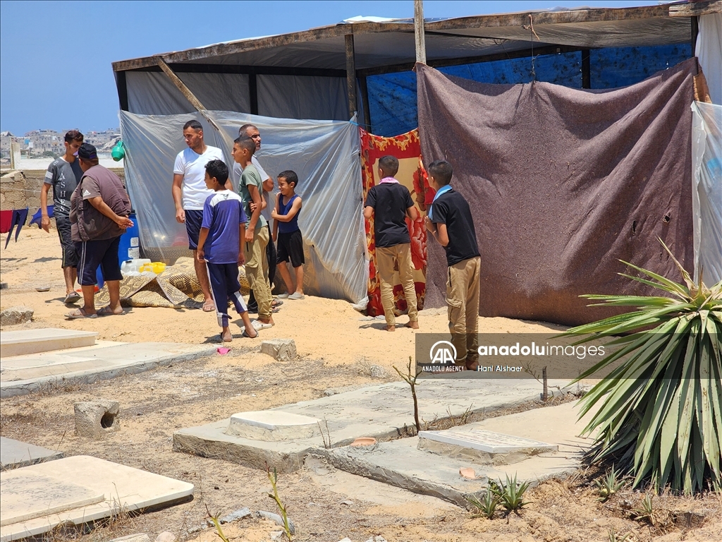من داخل المقبرة .. عائلة فلسطينية تواصل حياتها تحت القصف الاسرائيلي المستمر على غزة 
