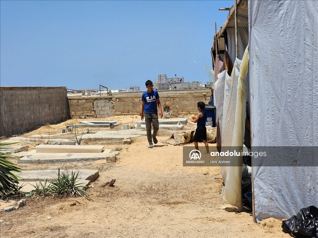 من داخل المقبرة .. عائلة فلسطينية تواصل حياتها تحت القصف الاسرائيلي المستمر على غزة 