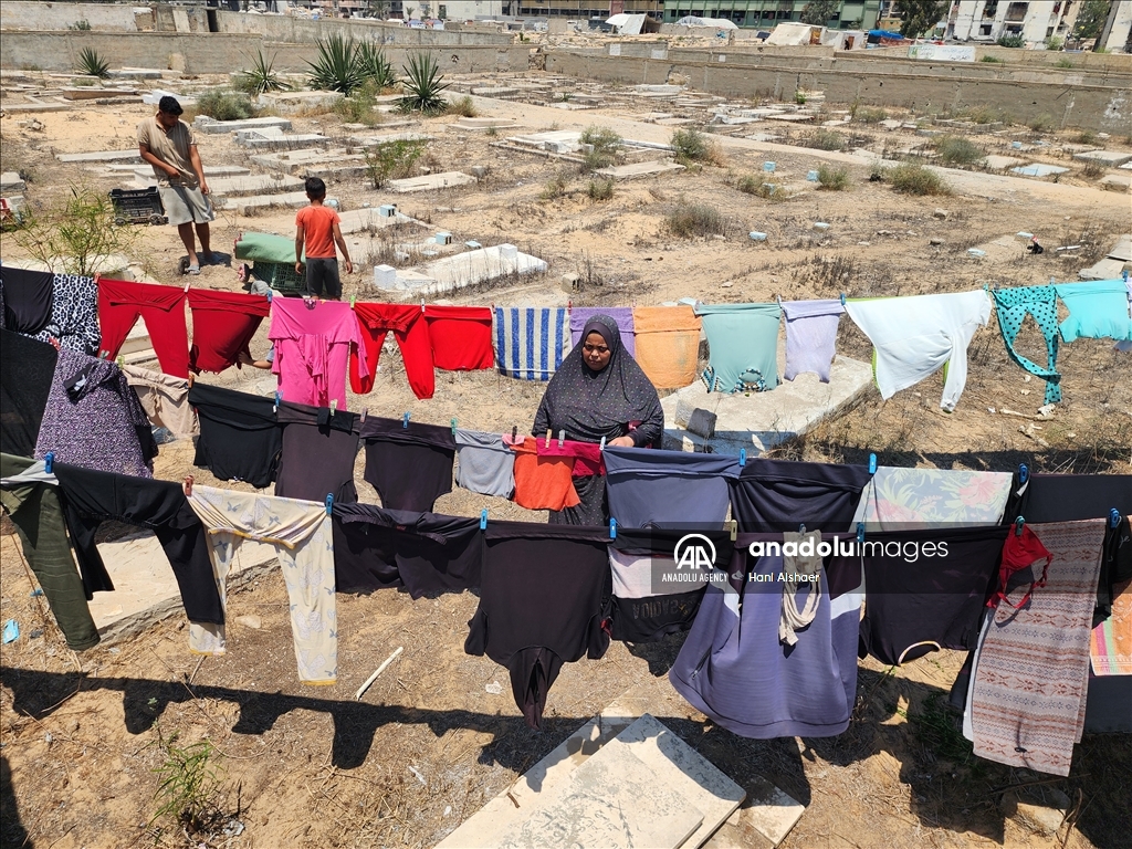 من داخل المقبرة .. عائلة فلسطينية تواصل حياتها تحت القصف الاسرائيلي المستمر على غزة 