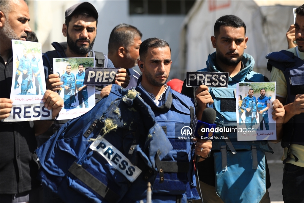 Gazze'de gazetecilere yönelik saldırılar protesto edildi