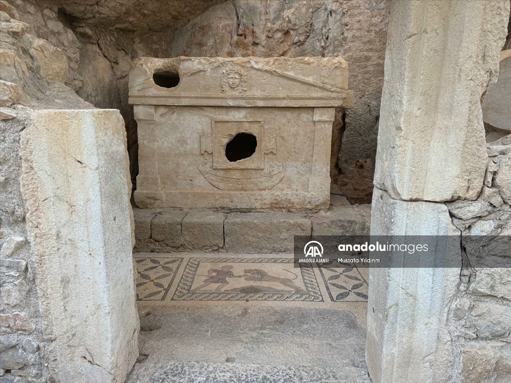 Olympos Antik Kenti, gün yüzüne çıkarılan tarihi kalıntılarıyla turistlerin ilgisini çekiyor