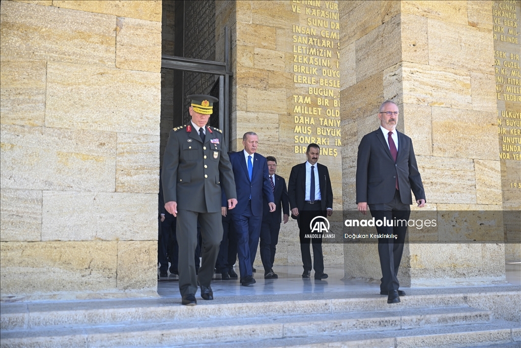 Cumhurbaşkanı Erdoğan başkanlığındaki YAŞ üyeleri Anıtkabir'i ziyaret etti