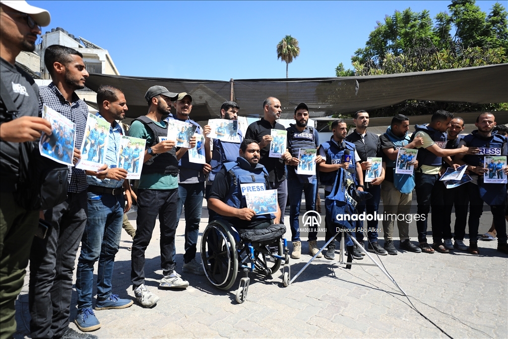 Gazze'de gazetecilere yönelik saldırılar protesto edildi