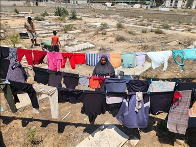 من داخل المقبرة .. عائلة فلسطينية تواصل حياتها تحت القصف الاسرائيلي المستمر على غزة