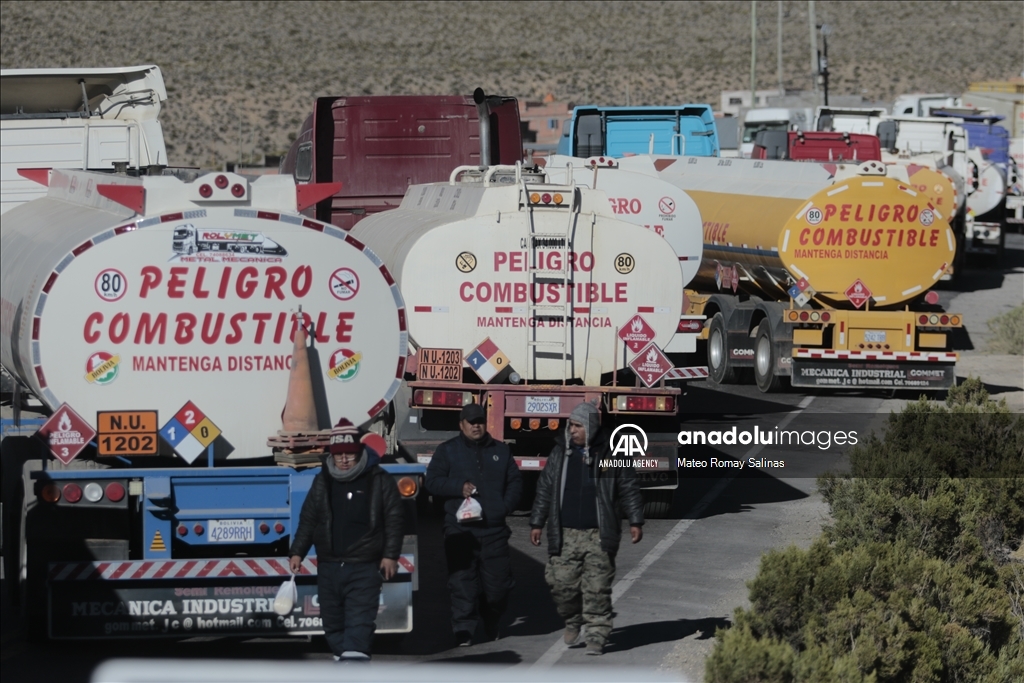 Водители нефтевозов в Боливии перекрыли границу с Чили в знак протеста против нехватки дизельного топлива
