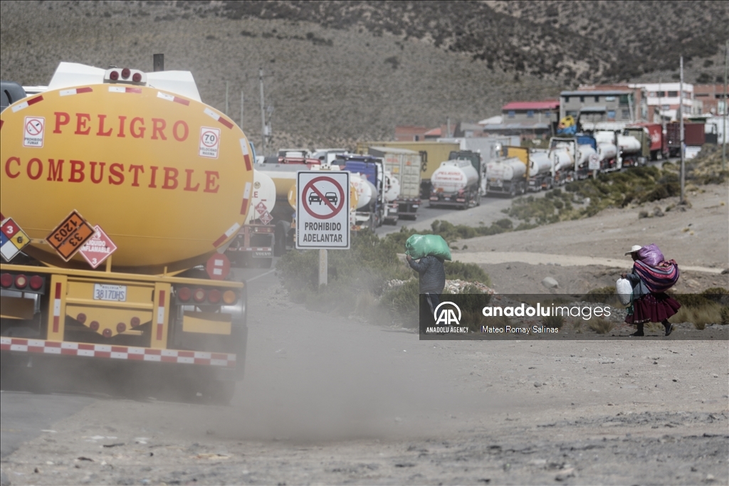 Водители нефтевозов в Боливии перекрыли границу с Чили в знак протеста против нехватки дизельного топлива