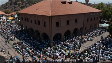 Camilerde Heniyye için gıyabi cenaze namazı kılındı