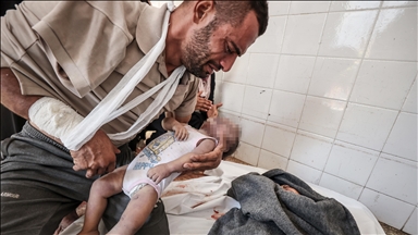 Filistinli baba İsrail'in katlettiği bebeğine son kez sarıldı