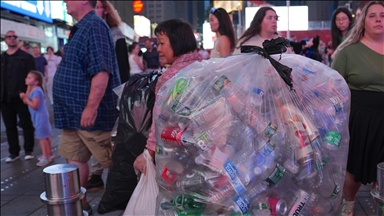 New York'ta işsizlik ve yüksek enflasyon nedeniyle insanlar şişe ve teneke kutu toplamaya başladı