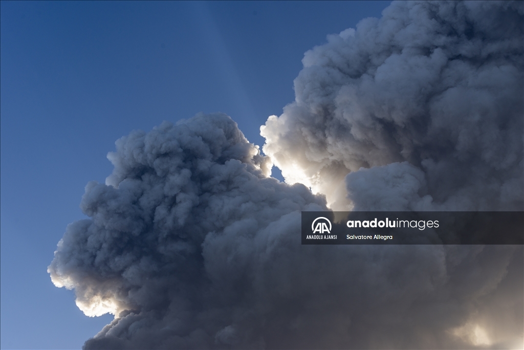 İtalya'nın güneyinde bulunan aktif yanardağlardan Etna, lav püskürtmeye başladı.