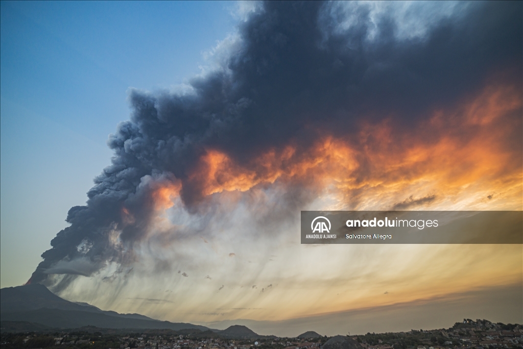 İtalya'nın güneyinde bulunan aktif yanardağlardan Etna, lav püskürtmeye başladı.