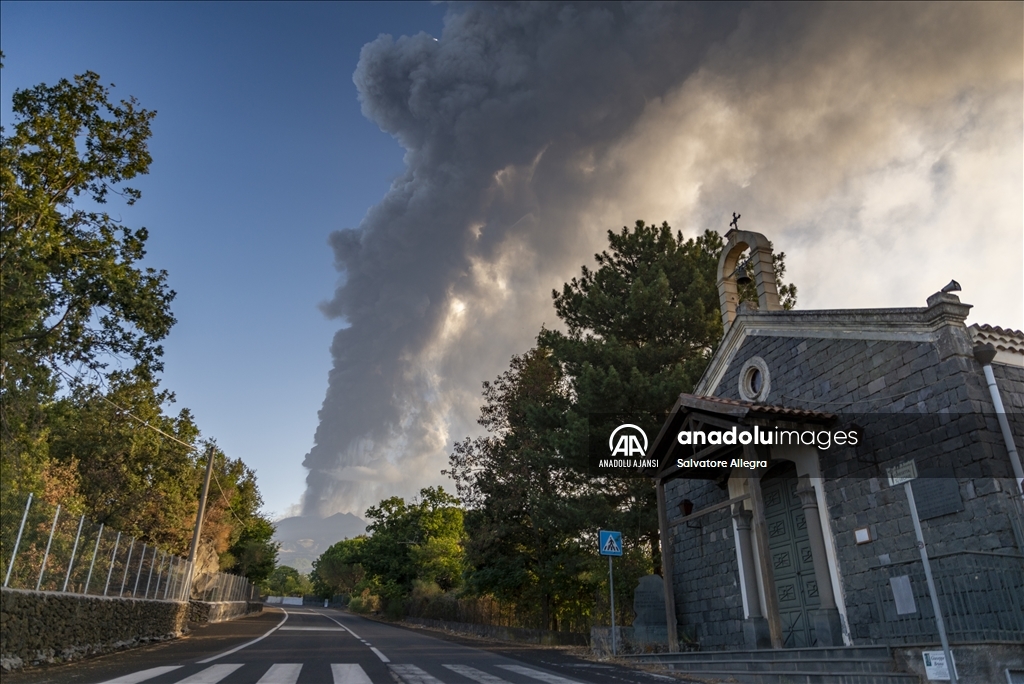 İtalya'nın güneyinde bulunan aktif yanardağlardan Etna, lav püskürtmeye başladı.