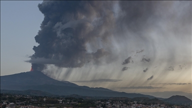 Etna lav püskürtmeye başladı