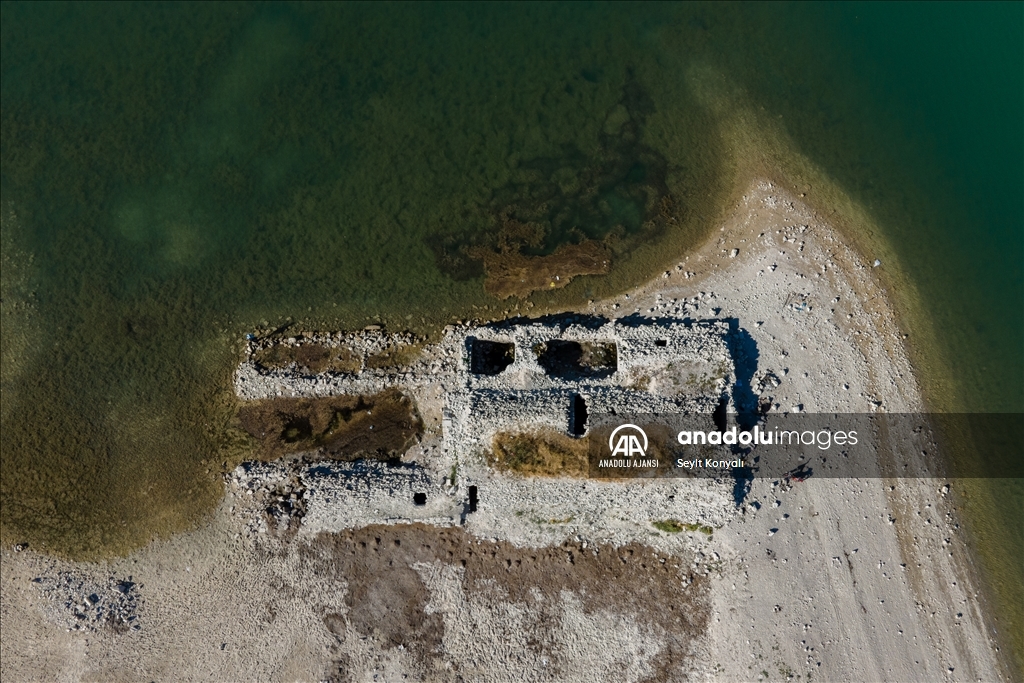 Barajda su çekildi, Selçuklu hanı ortaya çıktı