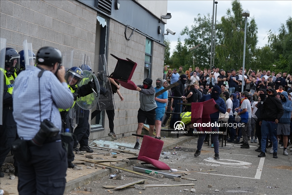 Clashes between police and far-right protesters in the UK