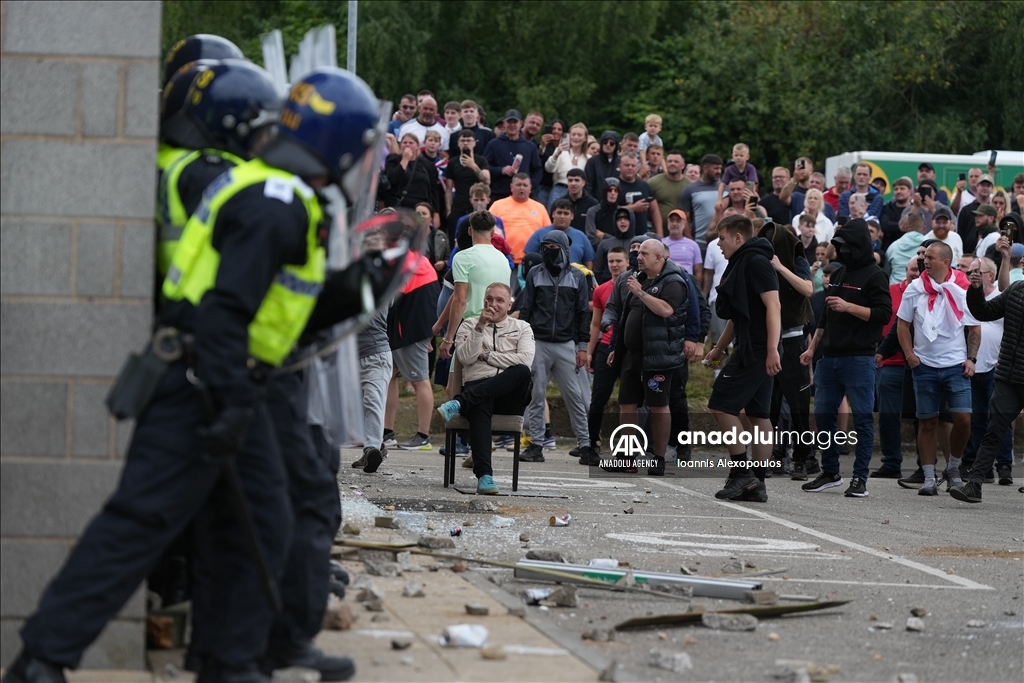 Clashes between police and far-right protesters in the UK