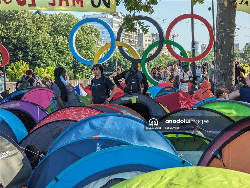 Olimpiyatlara ev sahipliği yapan Paris'te evsizlerin ve göçmenlerin barınma sorunu derinleşiyor