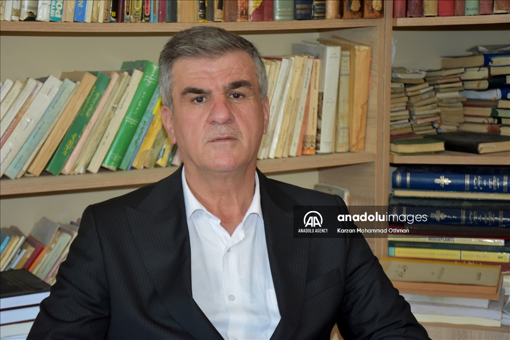 في مكتبته الخاصة.. عالم دين عراقي يعتني بمؤلفات عثمانية