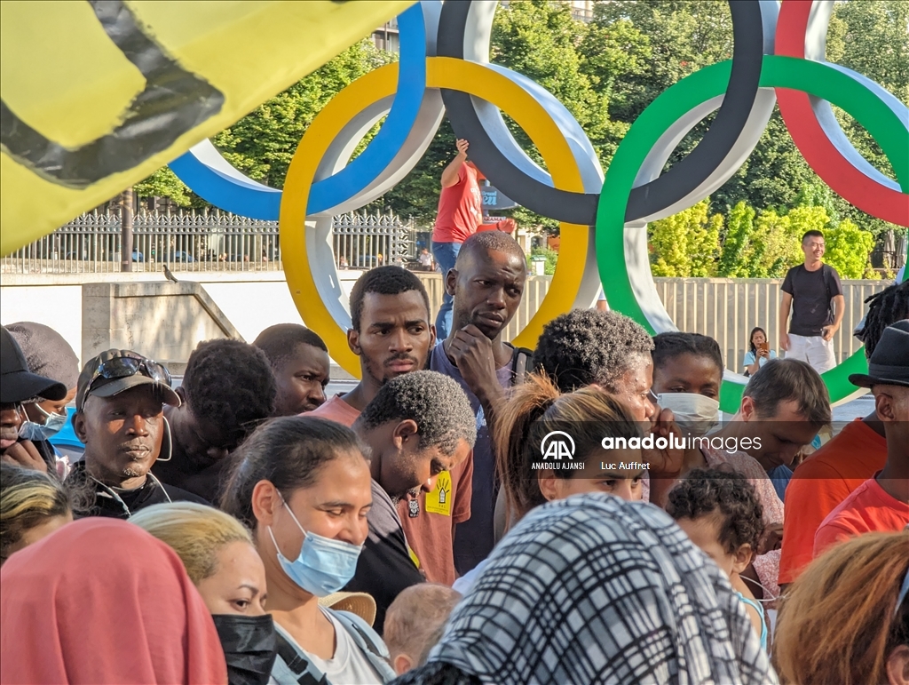Olimpiyatlara ev sahipliği yapan Paris'te evsizlerin ve göçmenlerin barınma sorunu derinleşiyor