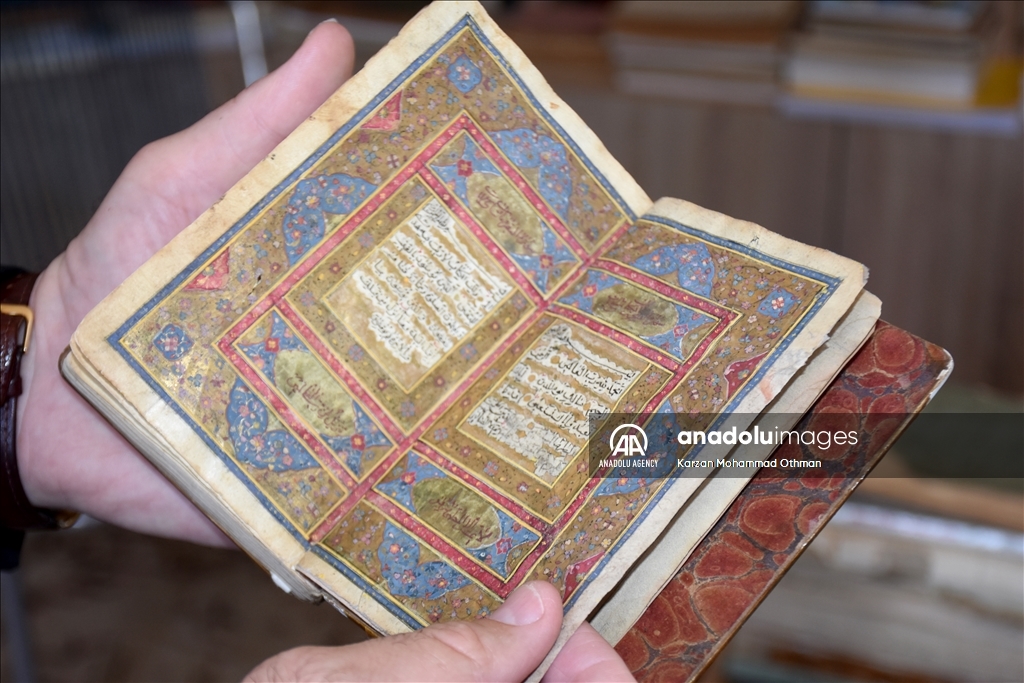 في مكتبته الخاصة.. عالم دين عراقي يعتني بمؤلفات عثمانية