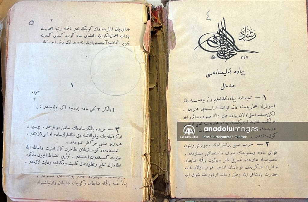 في مكتبته الخاصة.. عالم دين عراقي يعتني بمؤلفات عثمانية