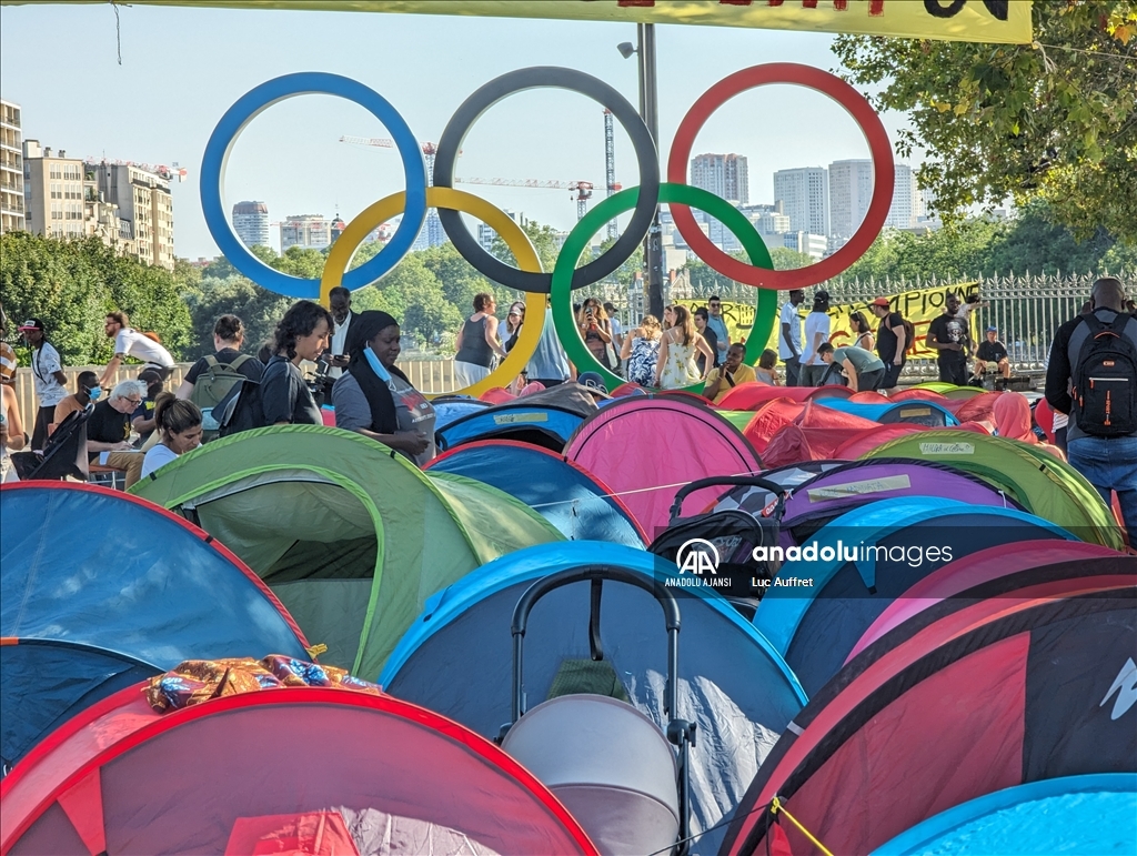 Olimpiyatlara ev sahipliği yapan Paris'te evsizlerin ve göçmenlerin barınma sorunu derinleşiyor