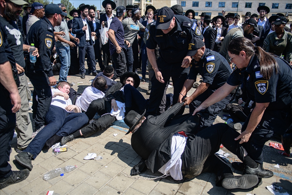 İsrail'de yüzlerce Ultra Ortodoks zorunlu askere alınmaya karşı protesto düzenledi