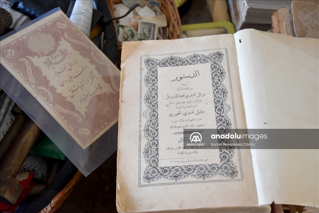 في مكتبته الخاصة.. عالم دين عراقي يعتني بمؤلفات عثمانية