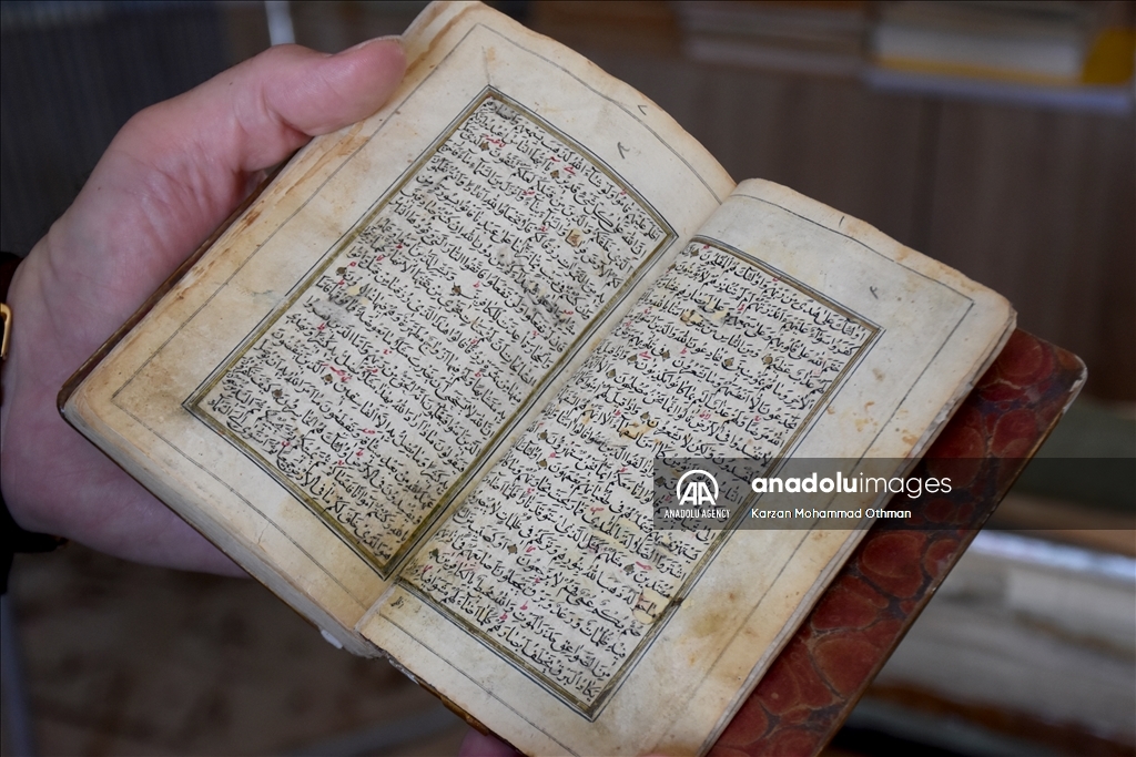 في مكتبته الخاصة.. عالم دين عراقي يعتني بمؤلفات عثمانية