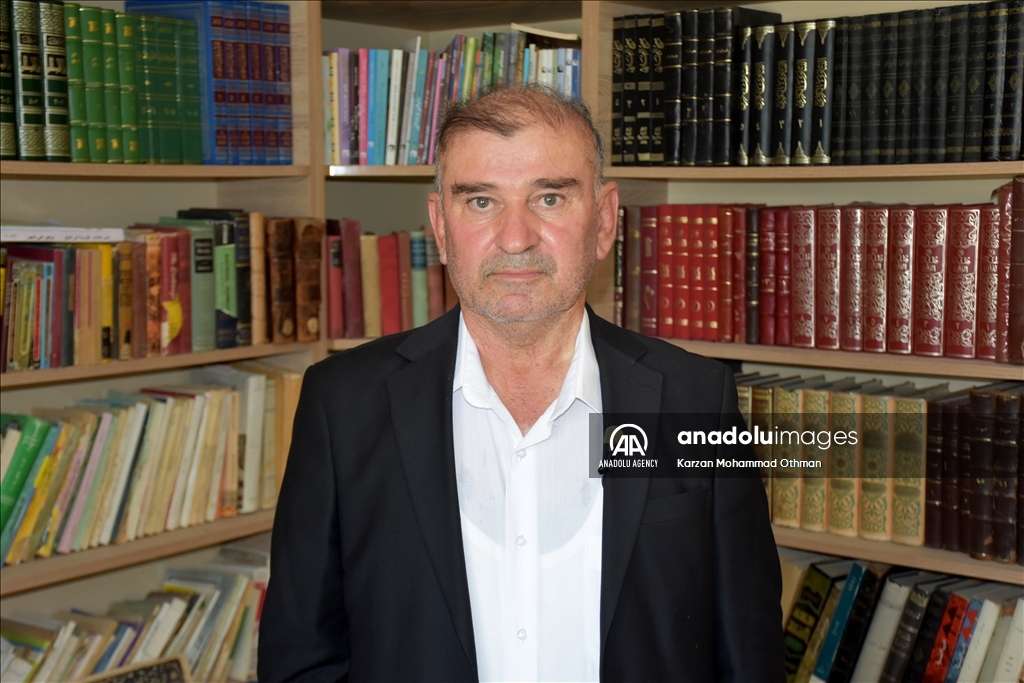 في مكتبته الخاصة.. عالم دين عراقي يعتني بمؤلفات عثمانية