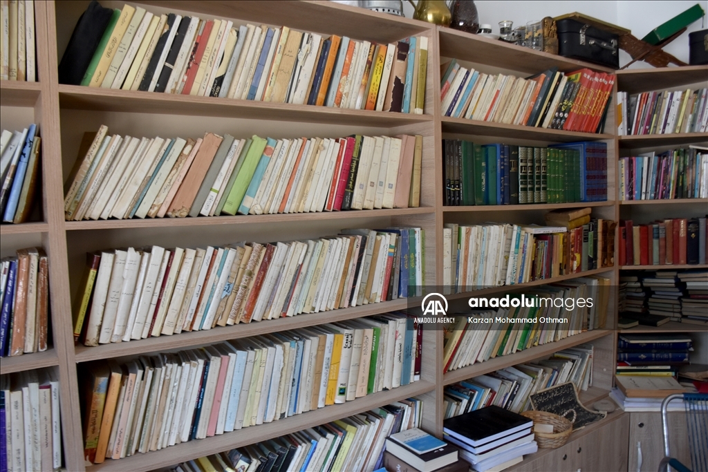 في مكتبته الخاصة.. عالم دين عراقي يعتني بمؤلفات عثمانية