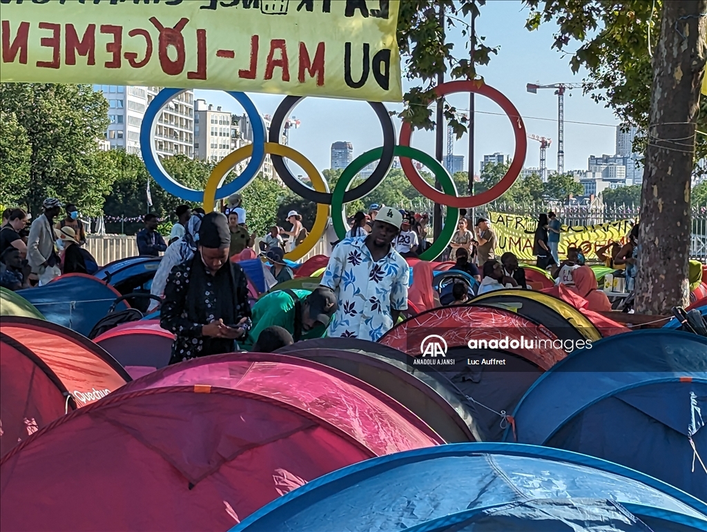 Olimpiyatlara ev sahipliği yapan Paris'te evsizlerin ve göçmenlerin barınma sorunu derinleşiyor