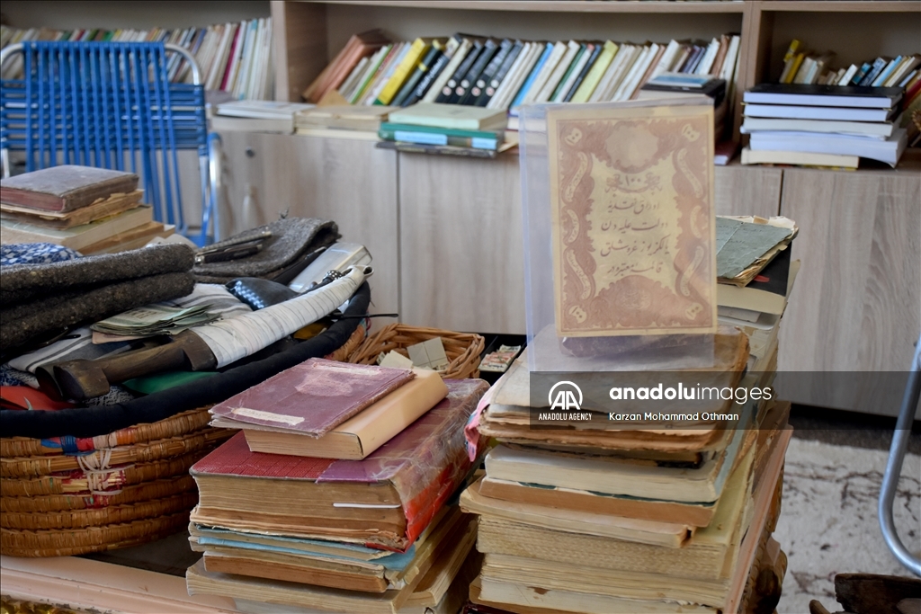 في مكتبته الخاصة.. عالم دين عراقي يعتني بمؤلفات عثمانية