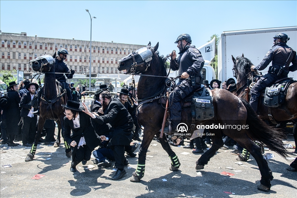 İsrail'de yüzlerce Ultra Ortodoks zorunlu askere alınmaya karşı protesto düzenledi