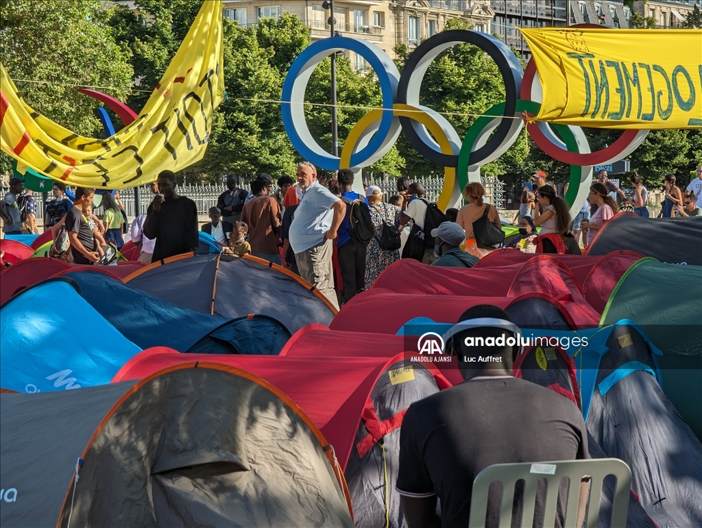 Olimpiyatlara ev sahipliği yapan Paris'te evsizlerin ve göçmenlerin barınma sorunu derinleşiyor