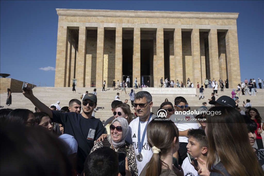 Paris 2024'e katılan milli atıcılar, Anıtkabir'i ziyaret etti