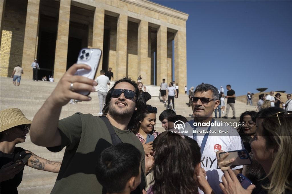 Paris 2024'e katılan milli atıcılar, Anıtkabir'i ziyaret etti