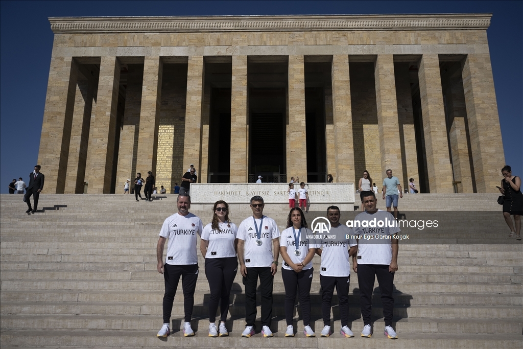 Paris 2024'e katılan milli atıcılar, Anıtkabir'i ziyaret etti