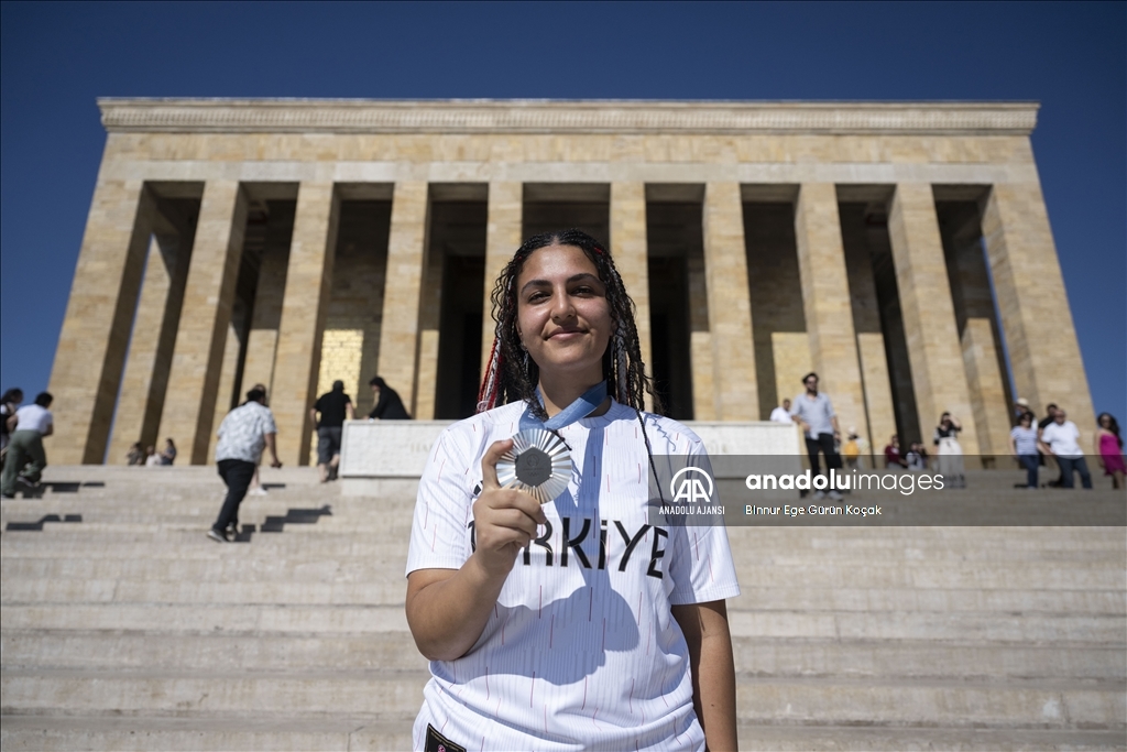 Paris 2024'e katılan milli atıcılar, Anıtkabir'i ziyaret etti