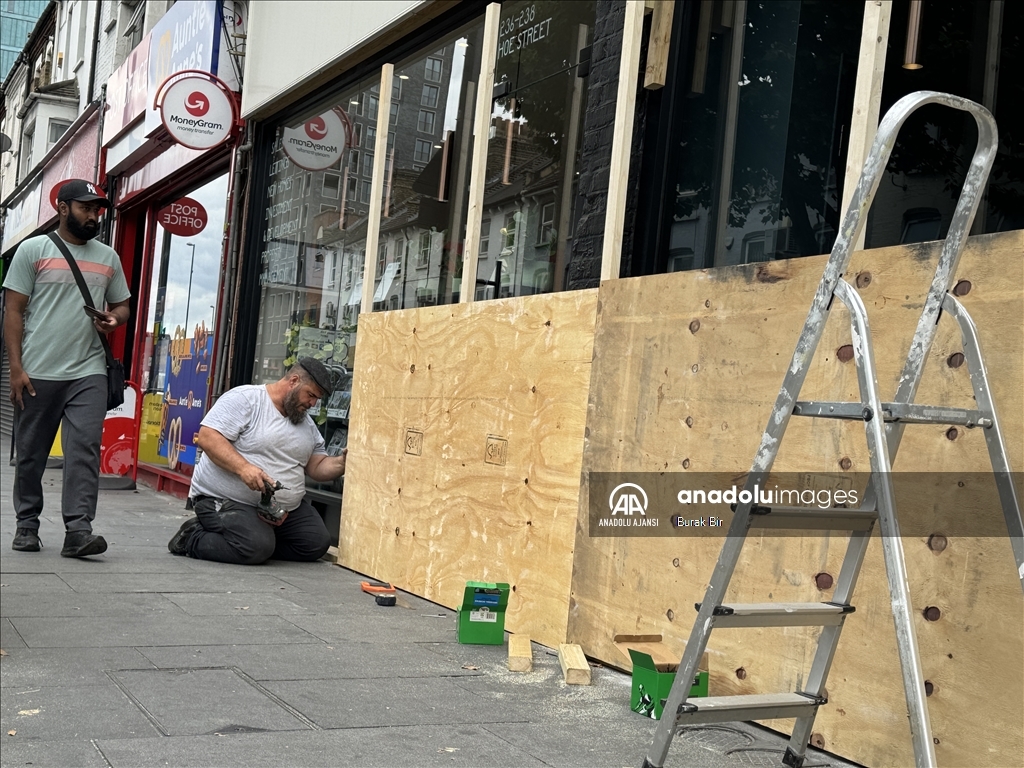 Londra'da aşırı sağcı protestolar öncesi esnaf erken kepenk kapattı