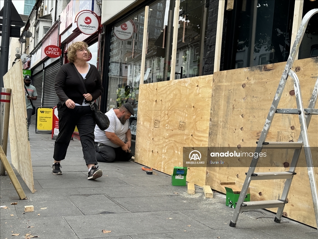 Londra'da aşırı sağcı protestolar öncesi esnaf erken kepenk kapattı