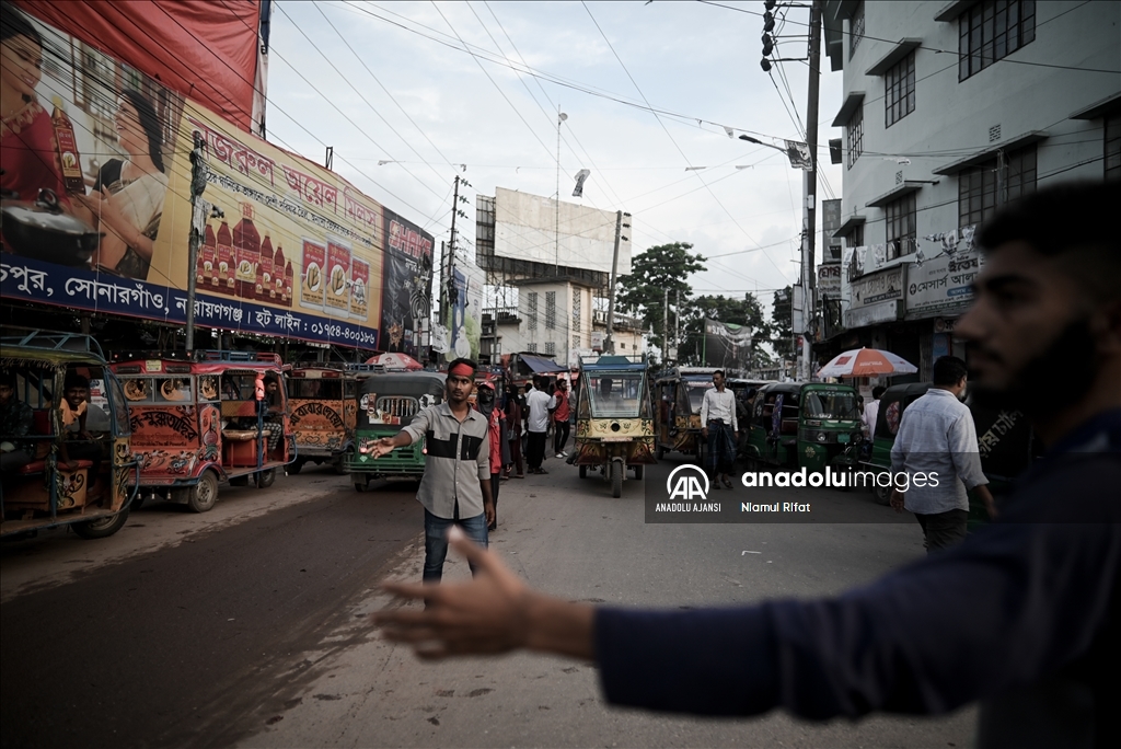 Bangladeş'te polis reform talebiyle grev yaparken öğrenciler trafiği kontrol etti