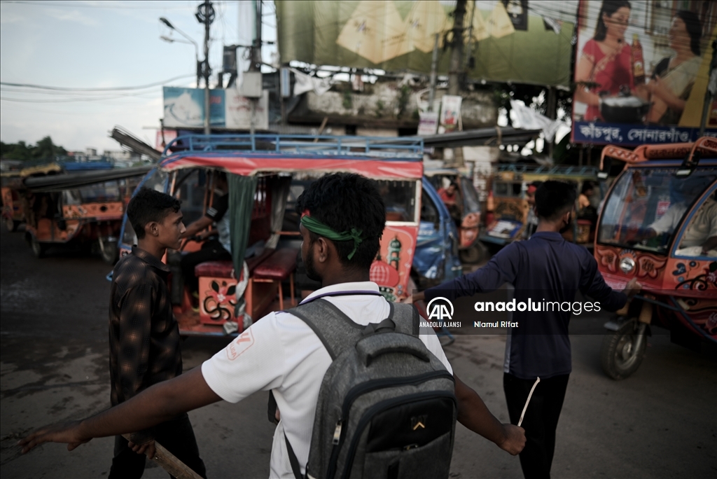 Bangladeş'te polis reform talebiyle grev yaparken öğrenciler trafiği kontrol etti
